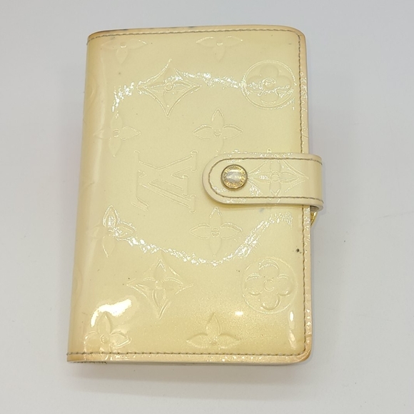 Louis Vuitton Accessories - Louis Vuitton Vernis Beige Kiss Lock Wallet